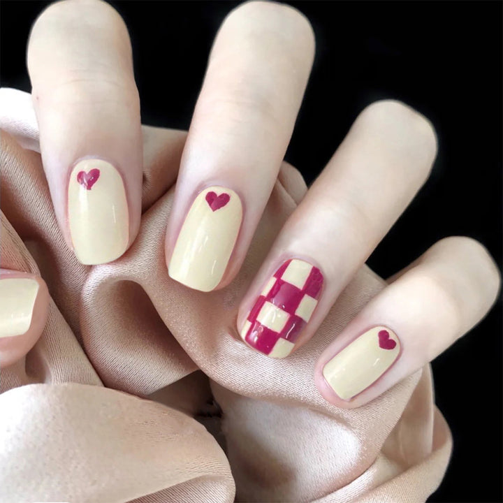 Trendige Nagelkunst mit Herz- und Karomuster Karnz