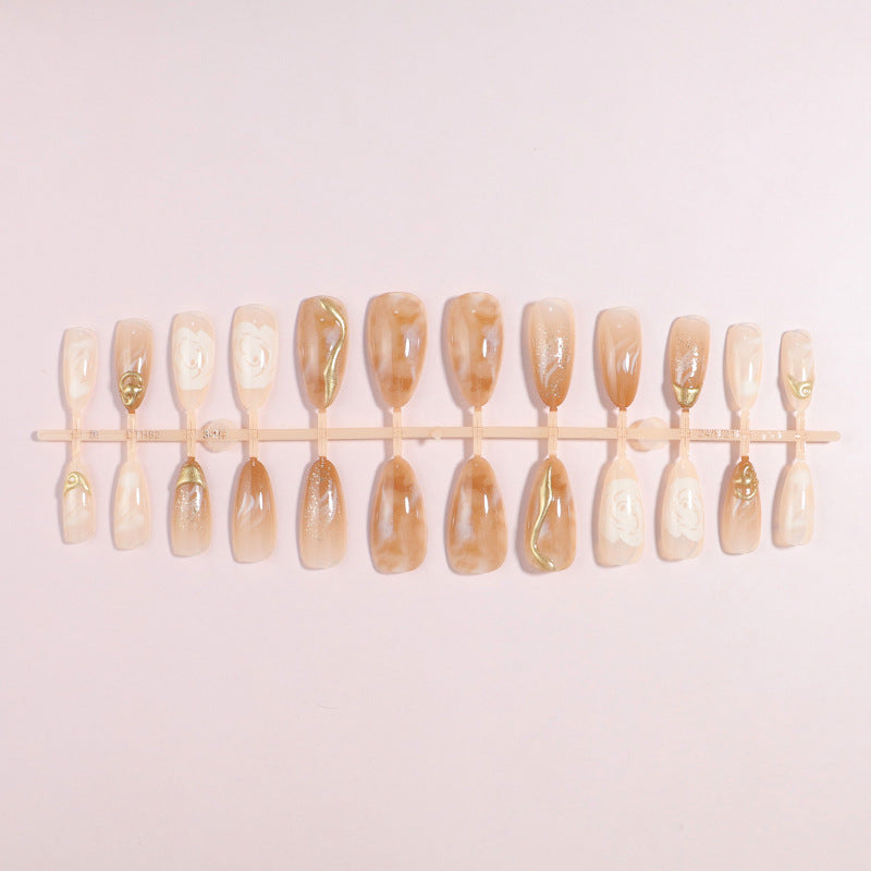 Künstlerisches Press-On Nagelset mit Gold- und Blumenakzenten Karnz