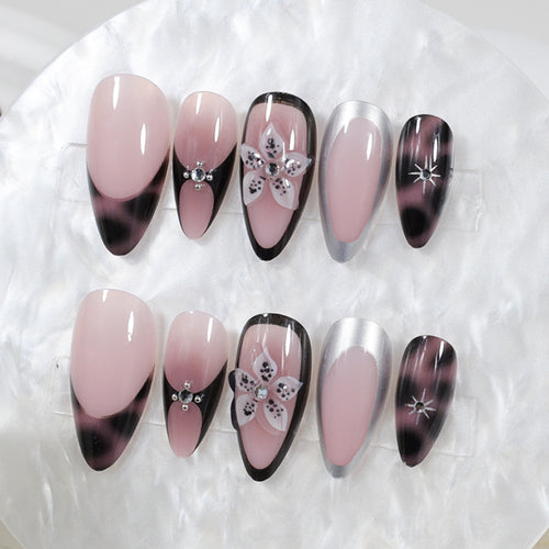Kunstnagelset mit eleganten Spitzen und trendigen Akzenten Karnz