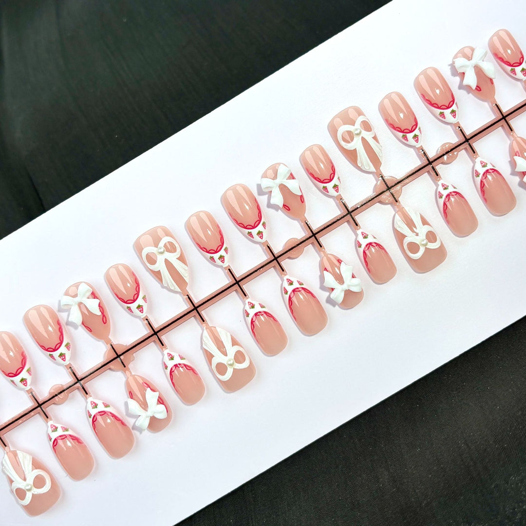 Stylisches dekoratives Press-On Nagelkunstset