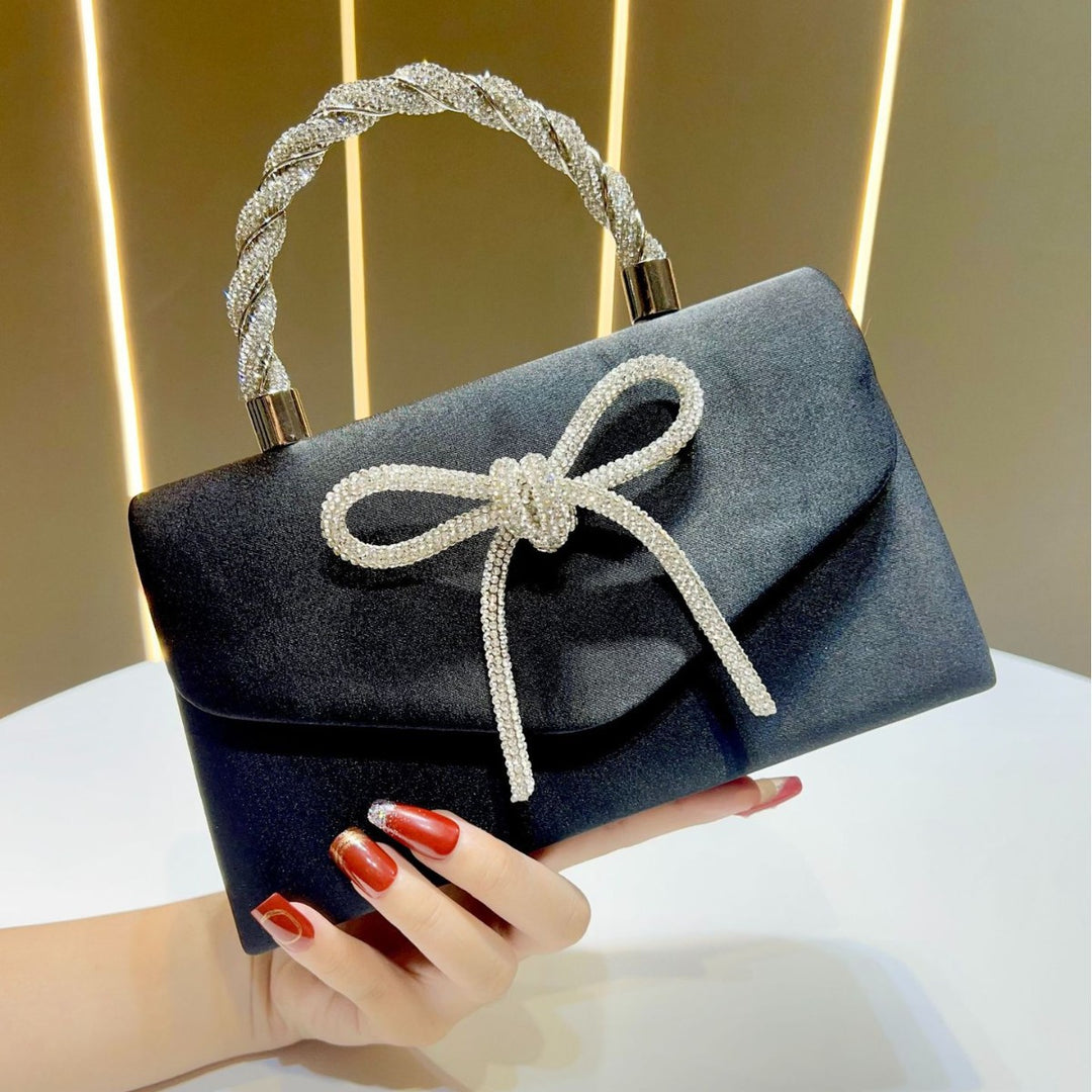 Elegante Satin Clutch