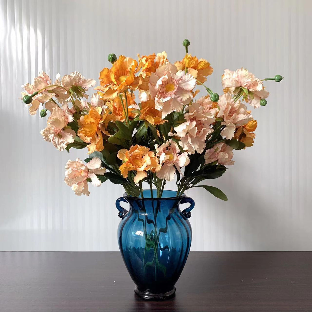 Lebensechter blühender Blumenstiel