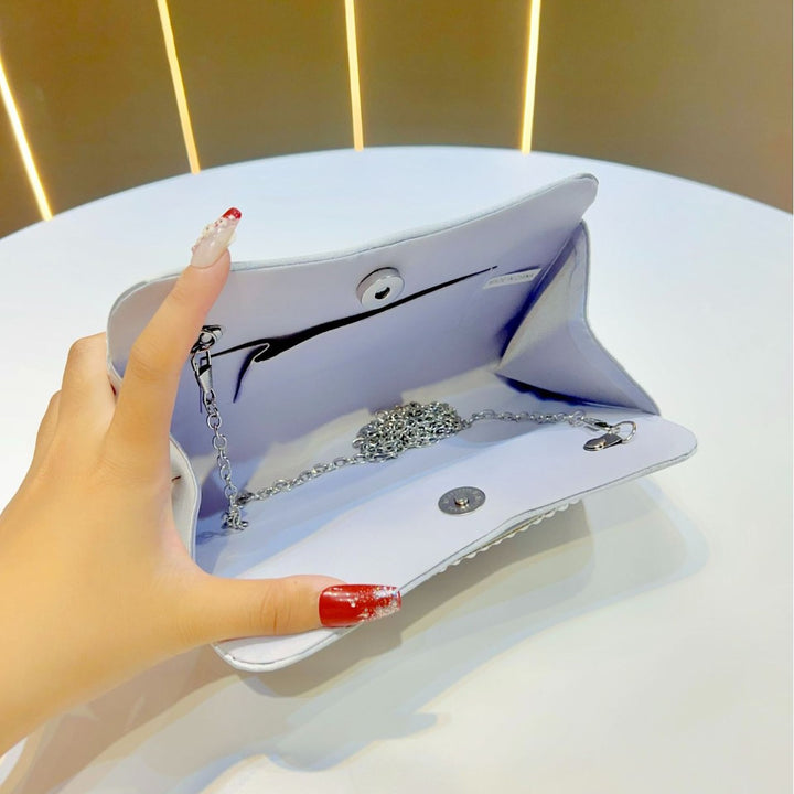 Perlenakzentierte Abend-Clutch