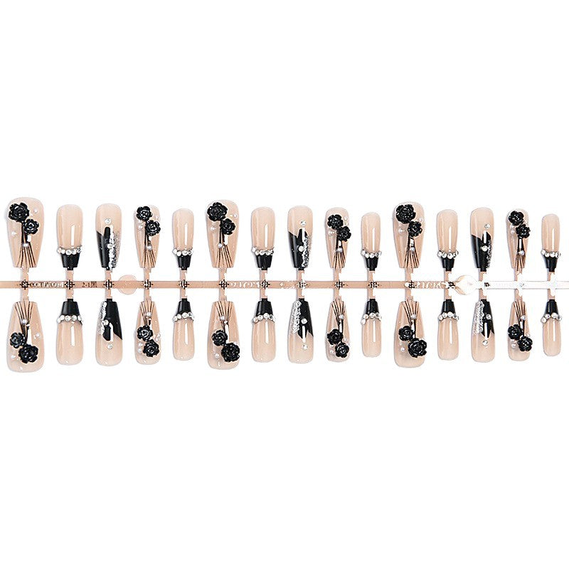 Kunstnagelset mit glamourösen 3D-Rosen-Details und eleganten Glitzerakzenten Karnz