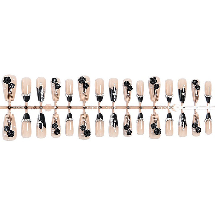 Kunstnagelset mit glamourösen 3D-Rosen-Details und eleganten Glitzerakzenten Karnz