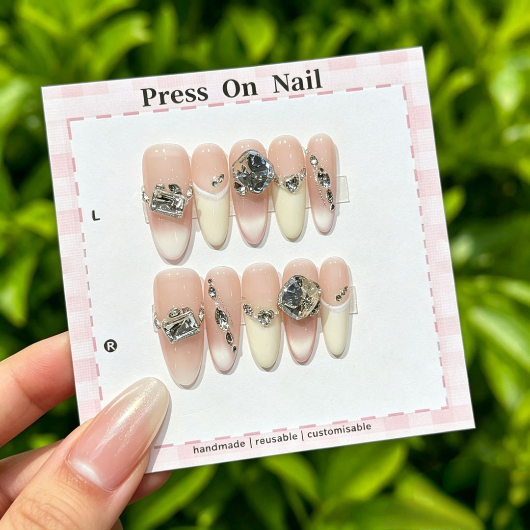 Dekoratives Press-On Nagelkunst-Set mit Kreuz- und Edelsteinakzenten