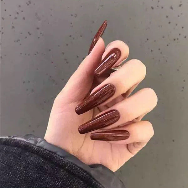 Kunstnagelset mit hochglänzenden spitzen Nägeln Karnz
