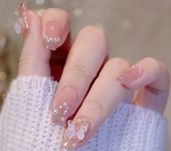 Elegantes Nageldesign mit Perlenverzierung Karnz