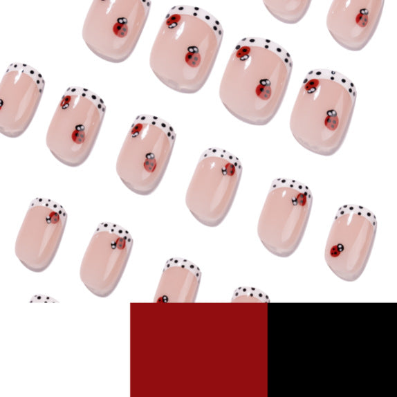 Kunstvolle Nagelkunst mit Marienkäfer-Motiven Karnz
