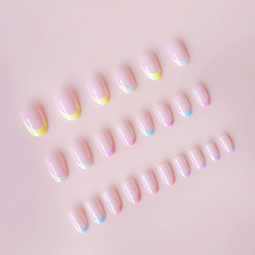 Kunstnagelset mit sanften Farbverlauf und eleganten Spitzen Karnz