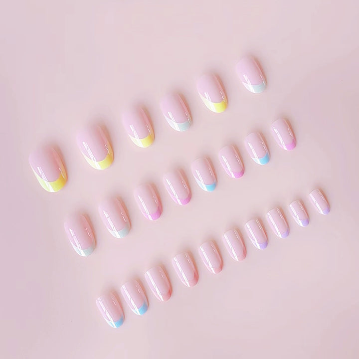 Kunstnagelset mit sanften Farbverlauf und eleganten Spitzen Karnz