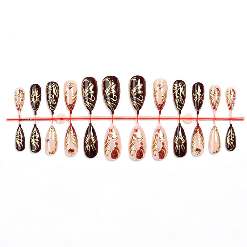 Dekoratives Press-On Nagelkunstset mit komplexem goldenen Blumenmuster Karnz