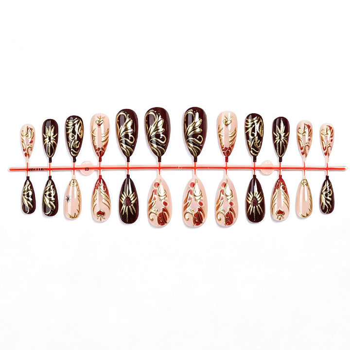 Dekoratives Press-On Nagelkunstset mit komplexem goldenen Blumenmuster Karnz