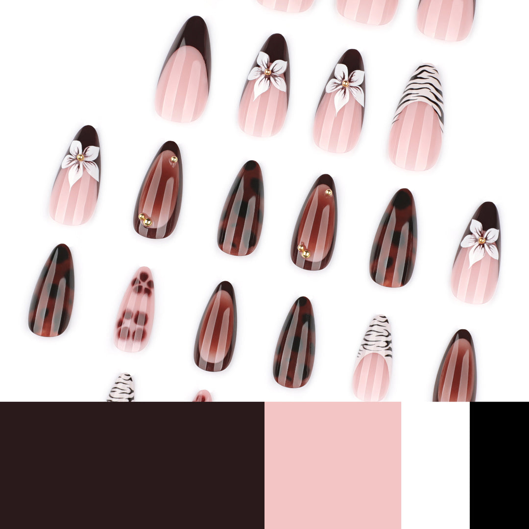 Kunstvolle Stiletto-Nägel mit eleganten Blumenmotiven und Glitzerakzenten Karnz