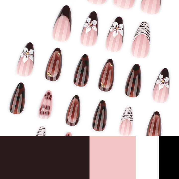 Kunstvolle Stiletto-Nägel mit eleganten Blumenmotiven und Glitzerakzenten Karnz
