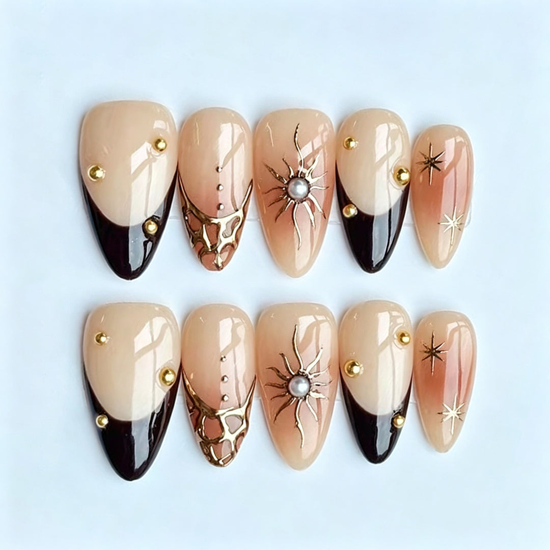 Künstlerisches Stiletto Press-On Nagelkunstset mit goldenen Akzenten Karnz