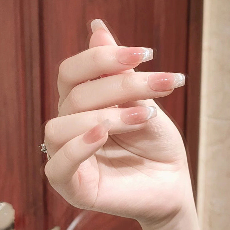 Kunstnagelset mit elegantem French-Design und funkelnden Akzenten Karnz