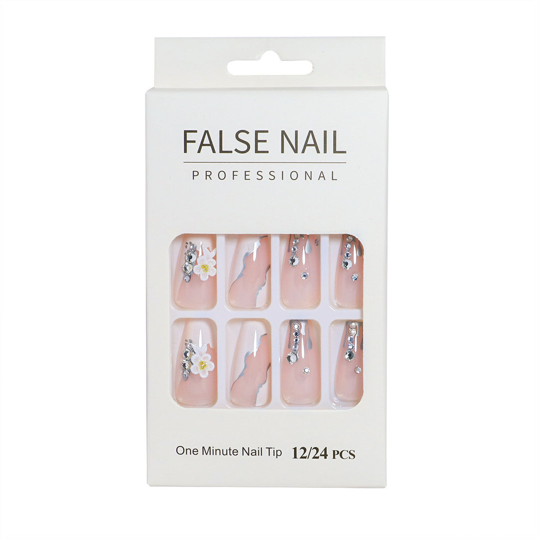 Dekorativer Press-On-Nagelset mit 3D-Akzenten Karnz