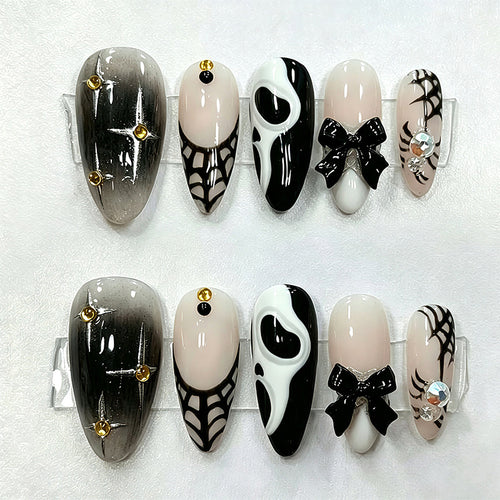 Kunstnägel im Halloween-Stil Karnz