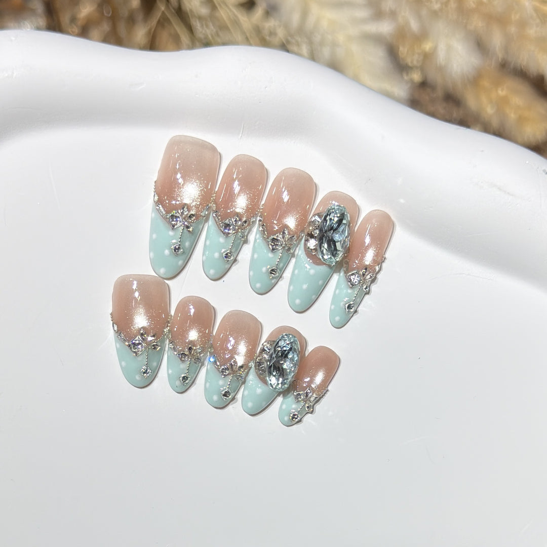 Elegantes dekoratives Press-On-Nagelset mit Edelsteinakzenten Karnz