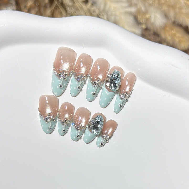 Elegantes dekoratives Press-On-Nagelset mit Edelsteinakzenten Karnz