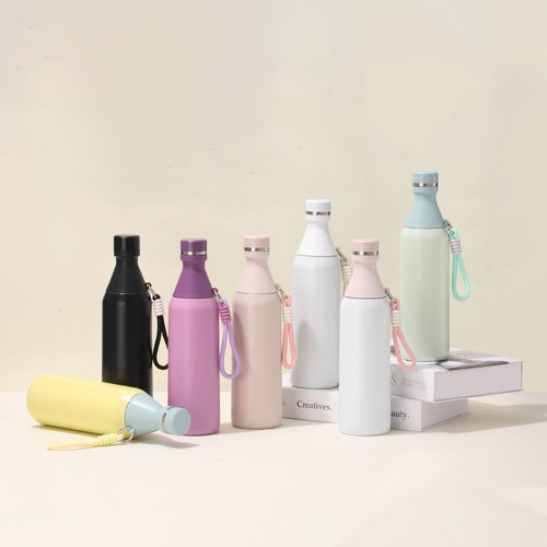 Damen isolierte Wasserflasche mit praktischem Trageband Karnz