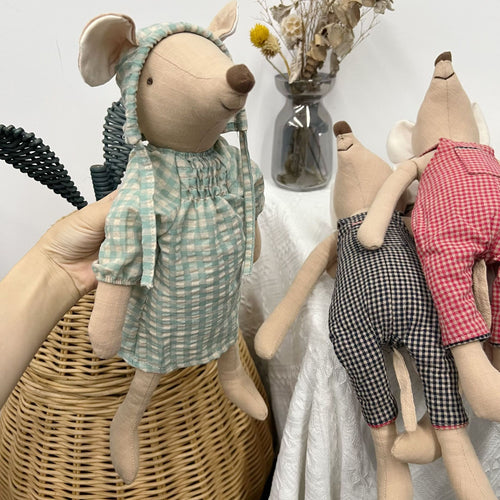 Weicher Artisan Mouse Komfortpuppe mit gepunktetem Baumwoll-Overall und Leinenkragen