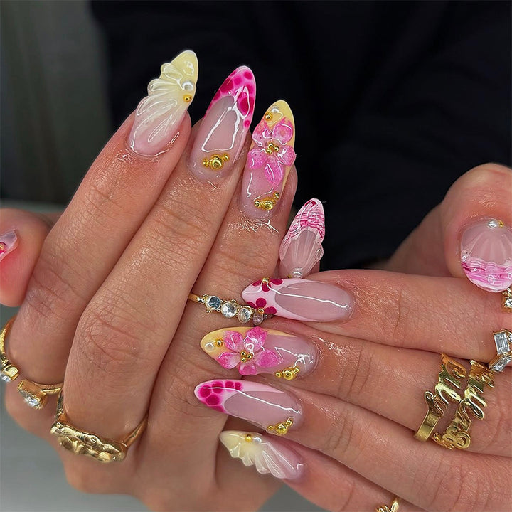 Kunstnägel mit floralen Akzenten und Glitzerverzierungen Karnz
