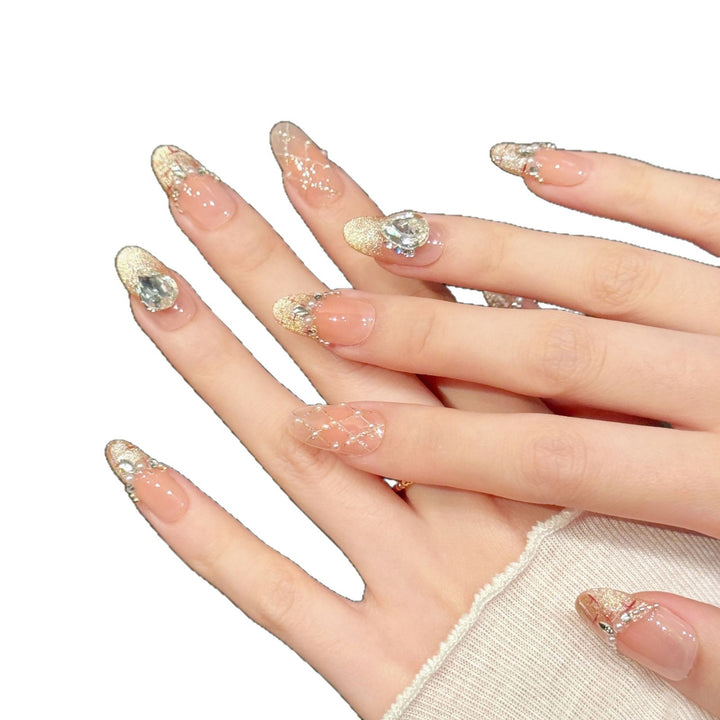 Elegante mit Strass verzierte Press-On Nagelkunst