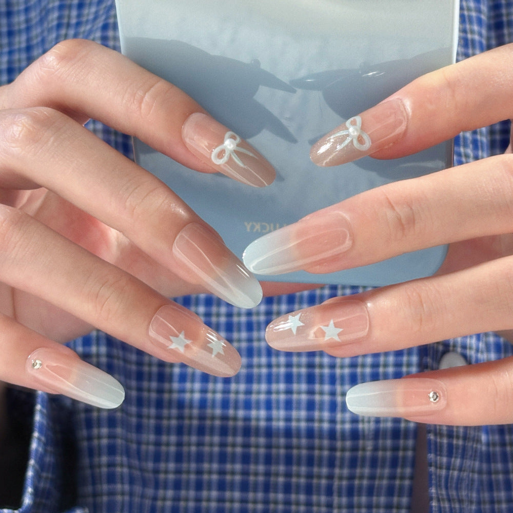 Kunstnägel mit Elegantem Ombre-Effekt und Dekorativen Akzenten Karnz