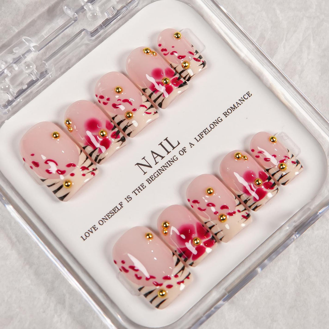 Dekoratives Press-On-Nagelset mit floralen und Schmuckakzenten  1791255047