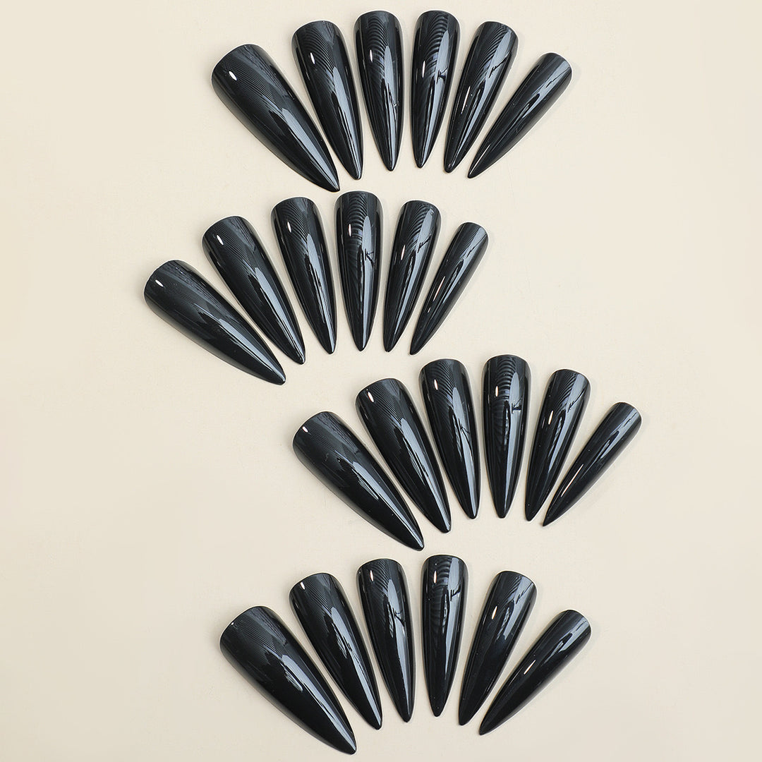 Kunstnagelset mit elegantem spitzen Design Karnz