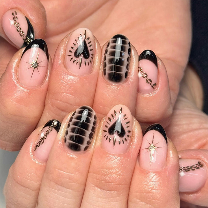 Dekorativer Press-On Nagelset mit künstlerischen Herz- und Stern Designs Karnz