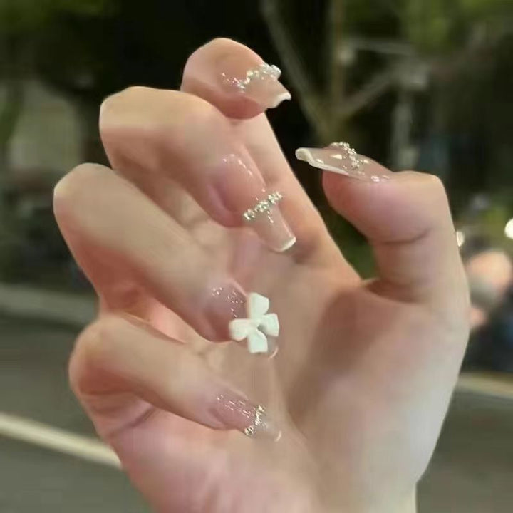 Glamouröse Design-Nägel Karnz