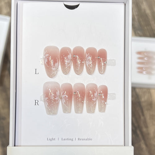 Elegantes blumeninspiriertes Press-On-Nagelset Karnz