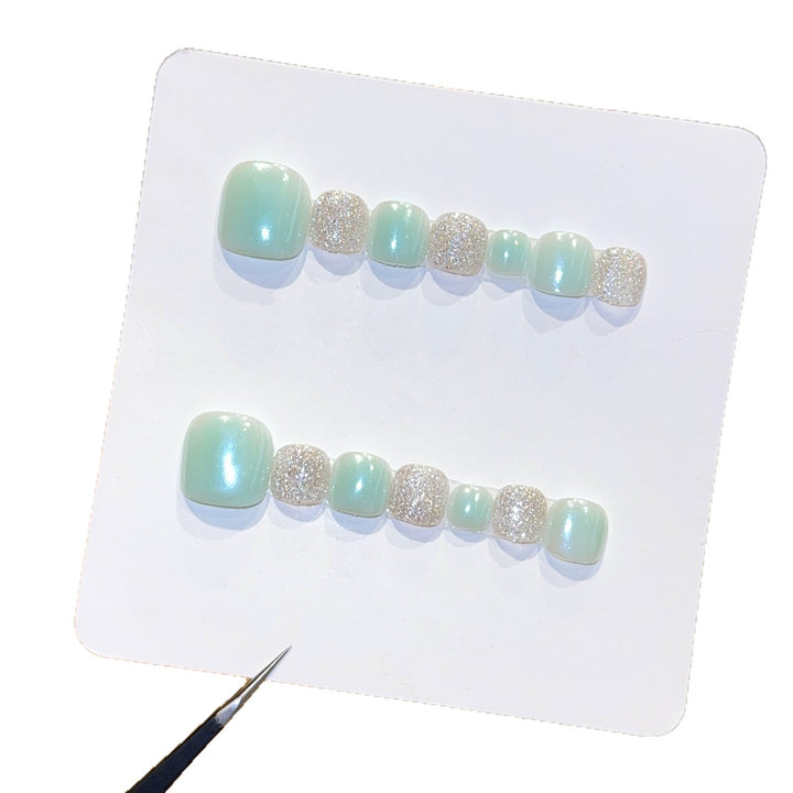 Kunstnagelset mit Glitzer- und Pastellakzent Karnz
