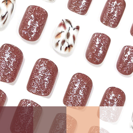 Dekorative, herbstlich inspirierte Nagelkunst Karnz