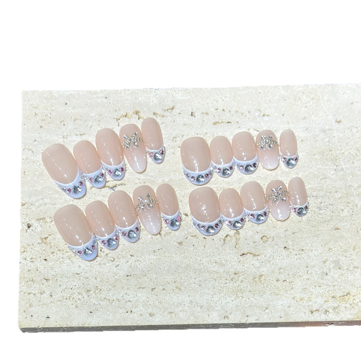 Dekoratives Press-On Nagelset mit Strass-Akzenten
