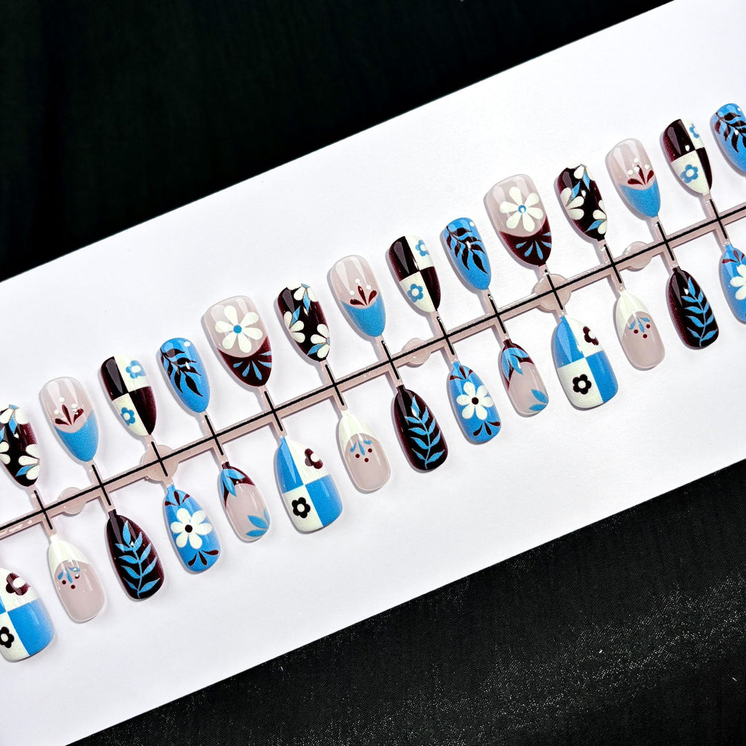 Künstlerisches Press-On Nagelset mit floralem und geometrischem Design