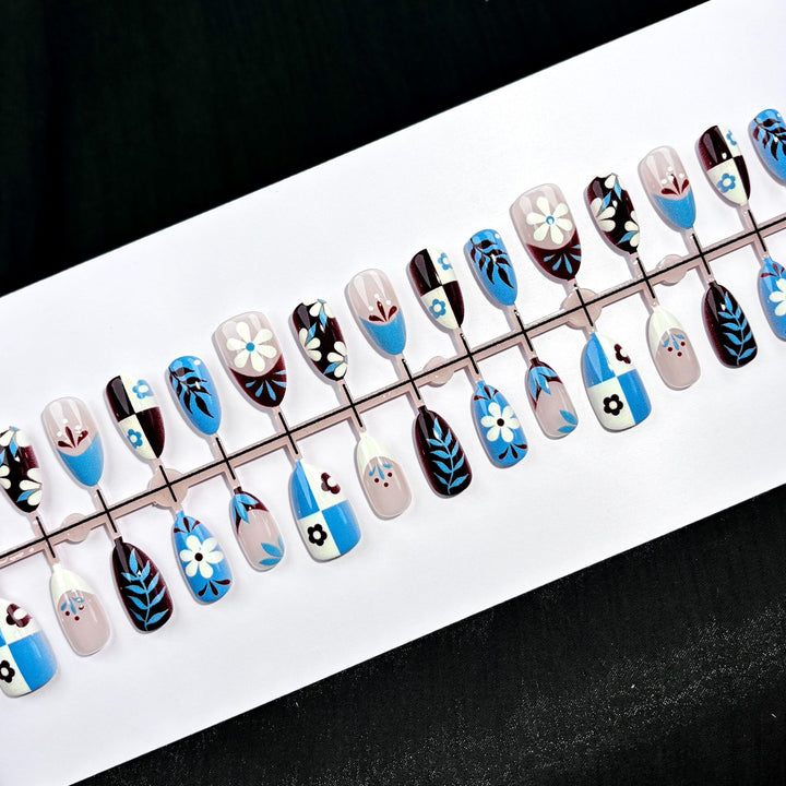 Künstlerisches Press-On Nagelset mit floralem und geometrischem Design