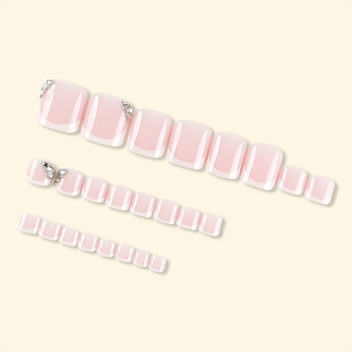 Kunstnagelset mit elegantem French Manicure und Glitzerakzenten Karnz