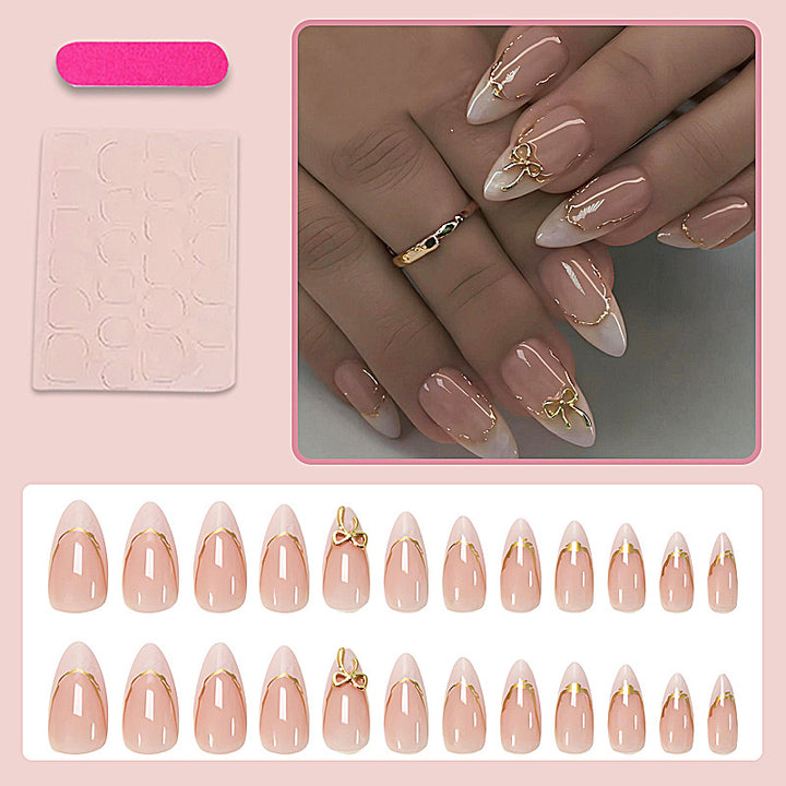 Kunstnagelset mit luxuriösen Spitzen und glamourösen Akzenten Karnz