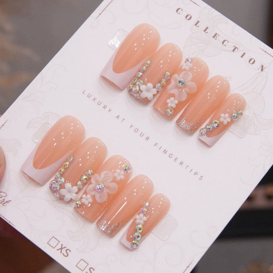 Luxus Press-On Nagelkunst Set mit floralen und Schmuckakzenten