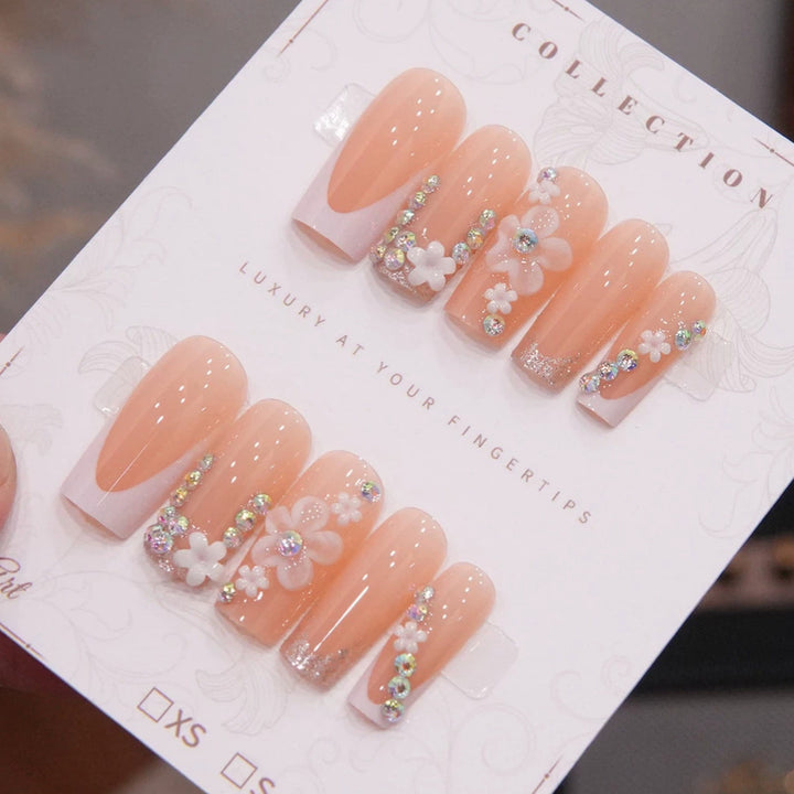 Luxus Press-On Nagelkunst Set mit floralen und Schmuckakzenten