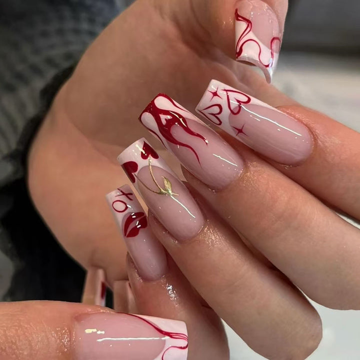 Künstlerisches Nageldesign-Set mit Herz- und Flammendesigns