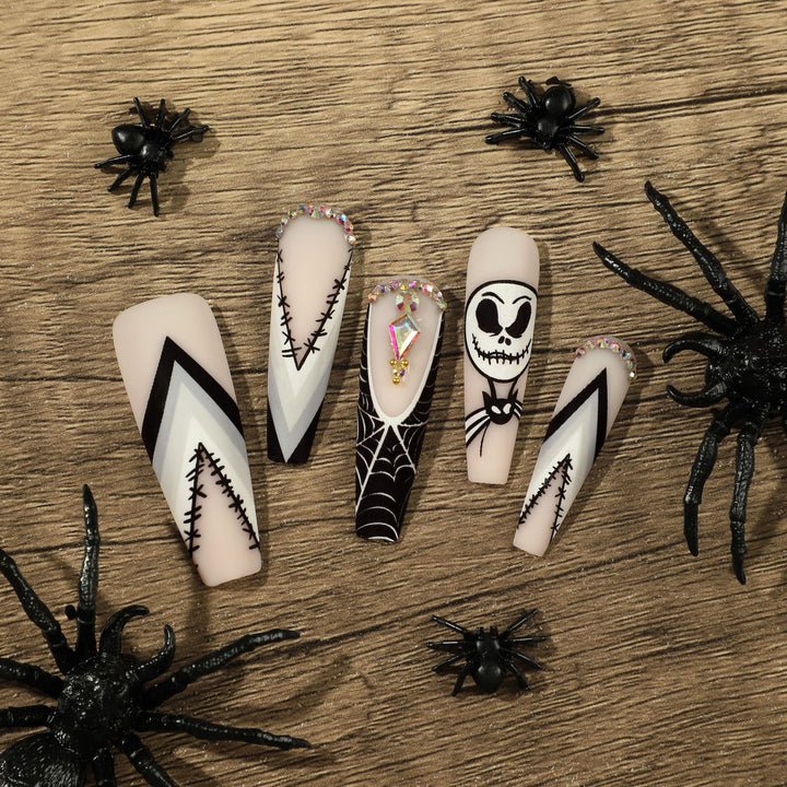Kunstvolle Nagelverlängerungen im Halloween-Design Karnz