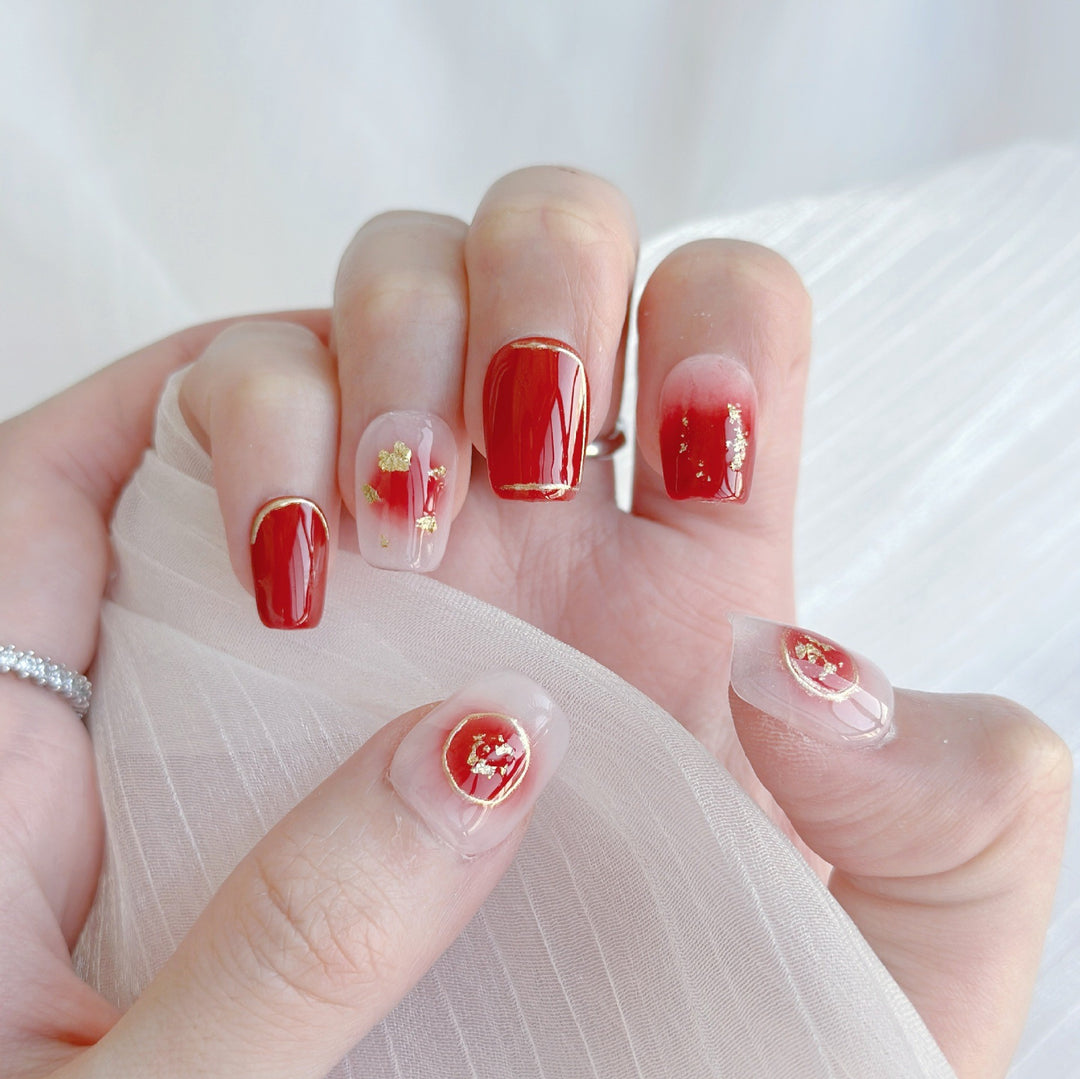 Künstlerisches Press-On Nagel Set mit floralen und goldenen Akzenten