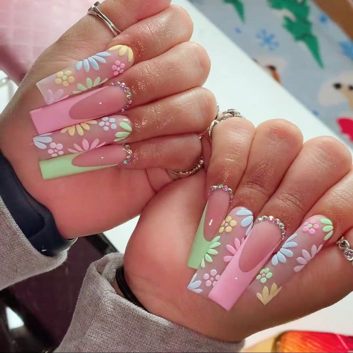 Kunstnagelset mit blumigen 3D-Verzierungen und Strass-Akzenten Karnz
