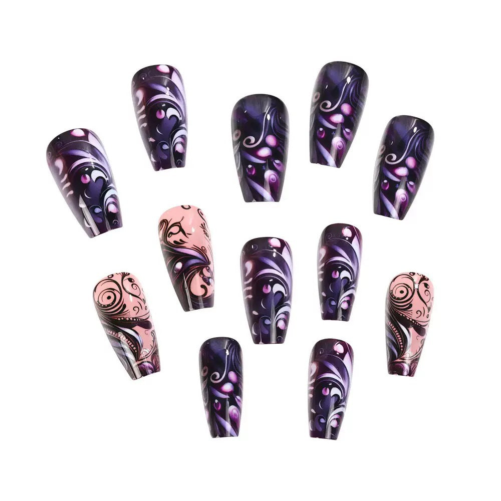 Kunstnagelset mit elegantem floralen Design und Glitzerakzenten Karnz