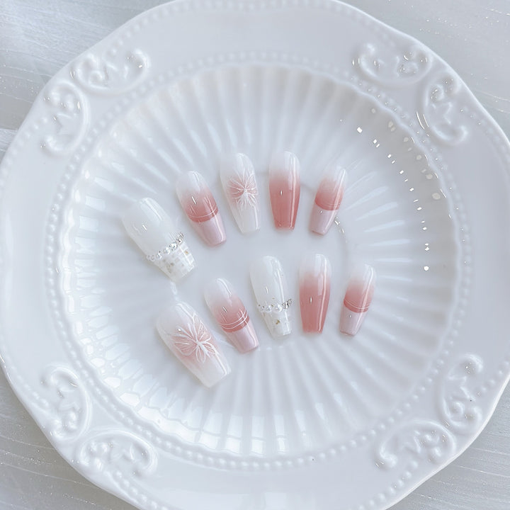 Elegantes Ombre Press-On-Nägelset mit floralen Designs